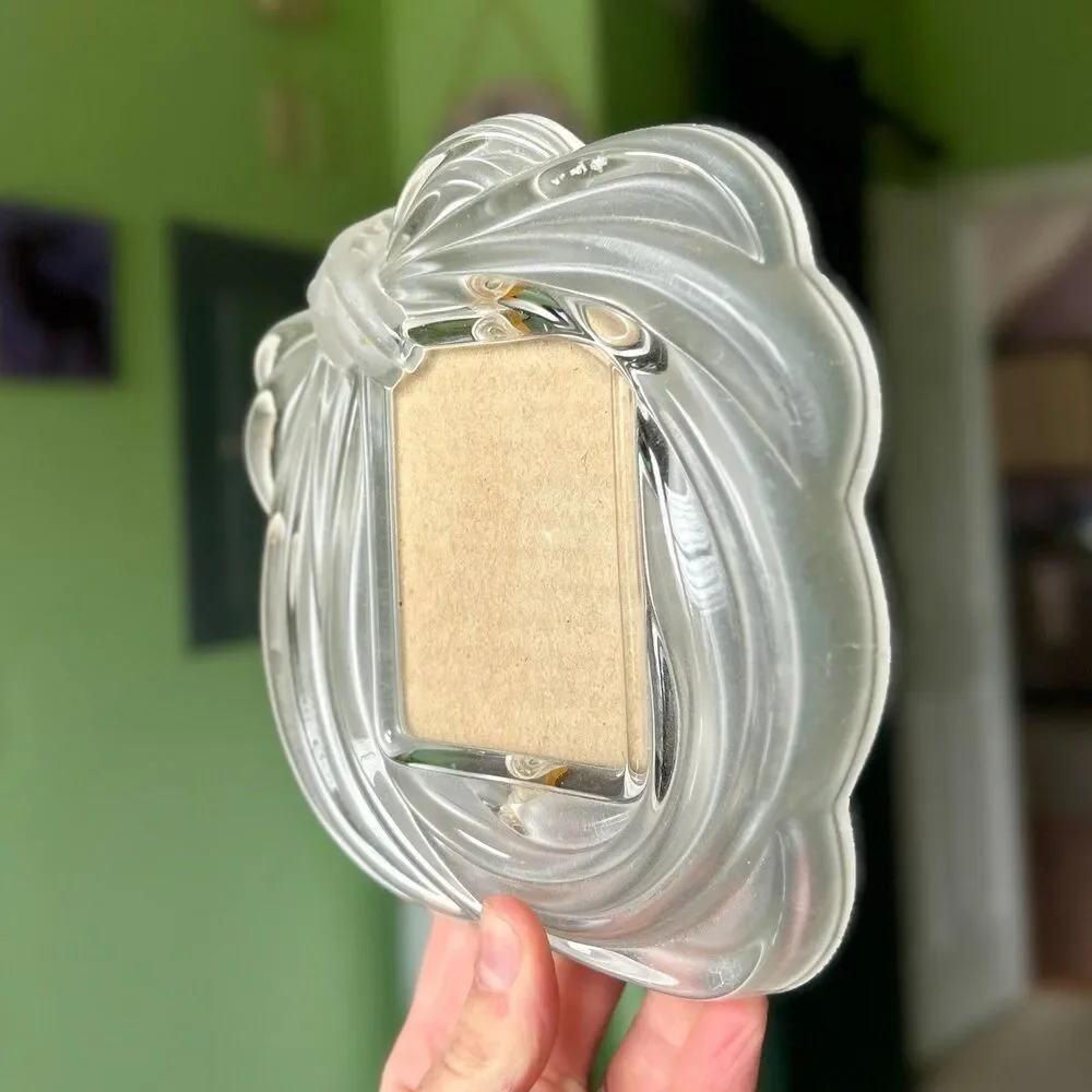 N/A signs marks glass